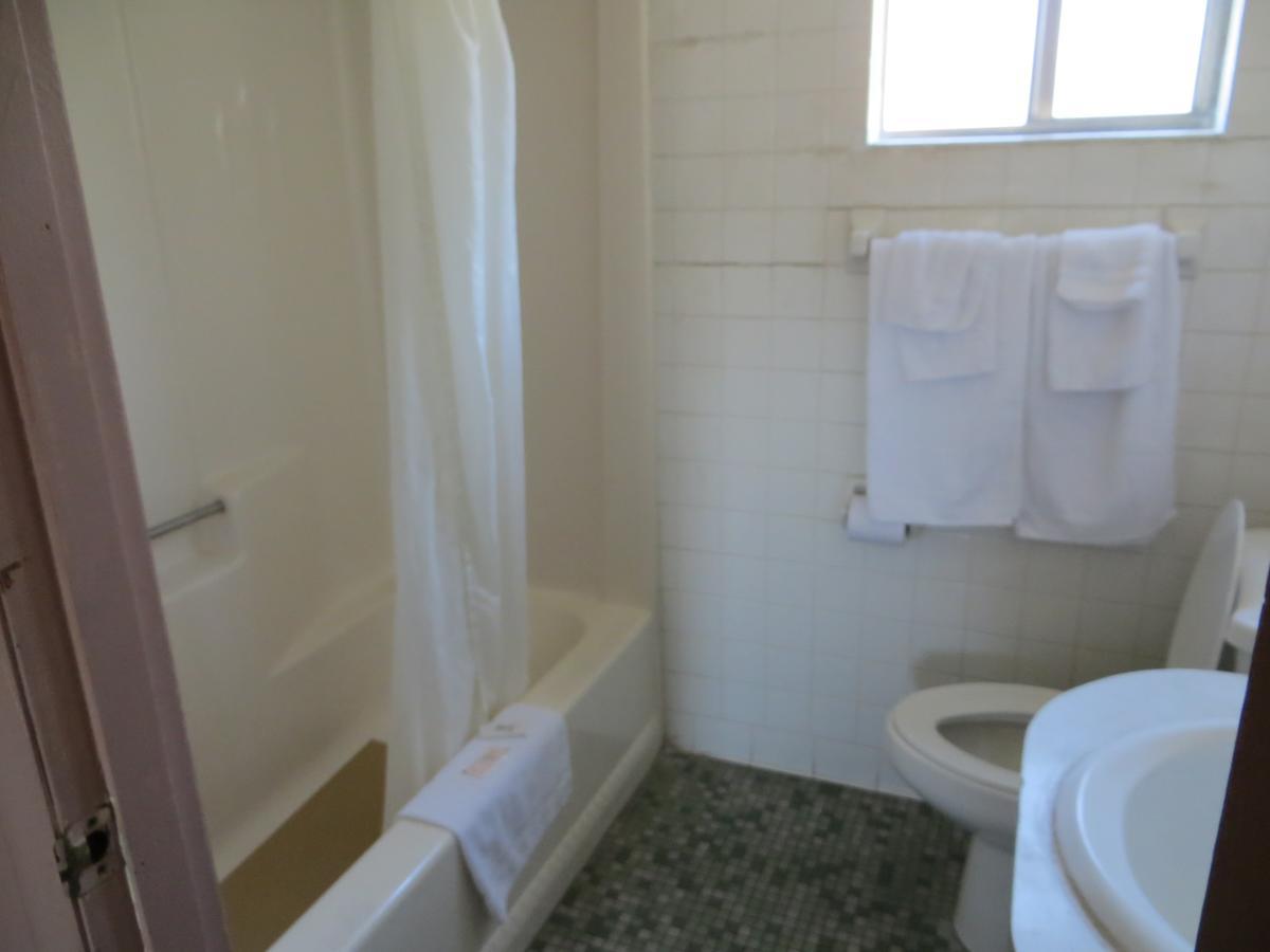 גדסדן Redwood Inn מראה חיצוני תמונה